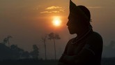 FOTO: Suku Amazon Blokade Jalan Tuntut Bantuan Corona Penduduk asli hutan Amazon Brasil melakukan unjuk rasa dengan memblokir jalan raya utama untuk menuntut bantuan pandemi virus orona.