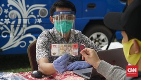 Warga Bandung Antusias Tukar Uang Rp75 Ribu Edisi Kemerdekaan
