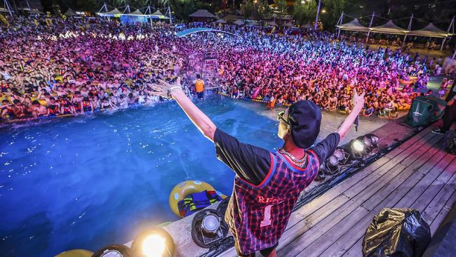 Ribuan orang menghadiri festival musik di Wuhan usai pemerintah daerah yang disebut-sebut sebagai tempat awal mula virus corona merebak itu mengakhiri lockdown.