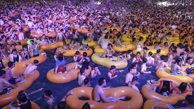 Tersangka kasus pesta kolam renang di tengah pandemi, Edi Sahputra, ternyata menjabat sebagai ketua relawan pemenangan calon wali kota Medan, Bobby Nasution.
