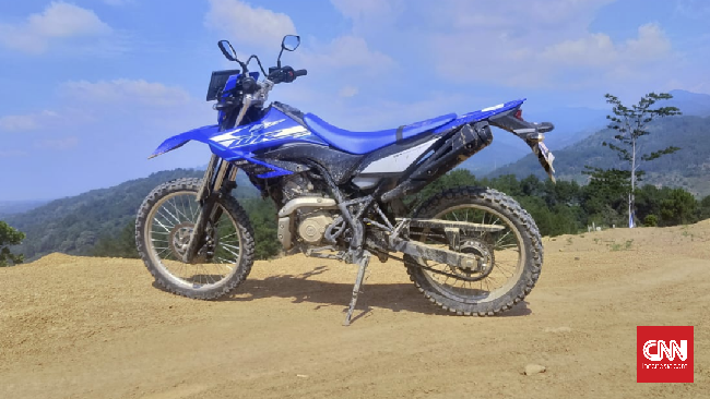 Desain knalpot sepeda motor trail WR 155 R terlihat langka dibanding model Yamaha lainnya, yaitu berada di sebelah kiri.