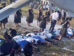 Ada Apa di Balik Foto Duta Besar China Injak Punggung Warga Kiribati?