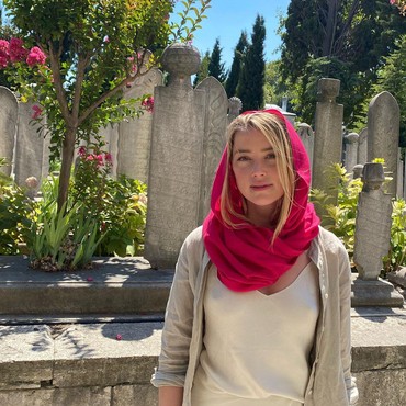 Heboh Foto Amber Heard Kunjungi Masjid di Istanbul tanpa Bra