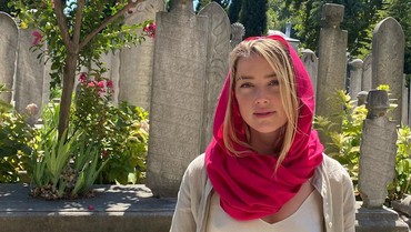 img-title Heboh Foto Amber Heard Kunjungi Masjid di Istanbul tanpa Bra