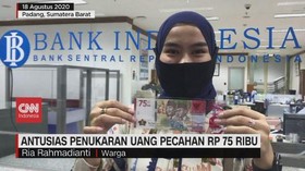 VIDEO: Antusiasme Warga Mendapatkan Uang Pecahan Rp75 Ribu