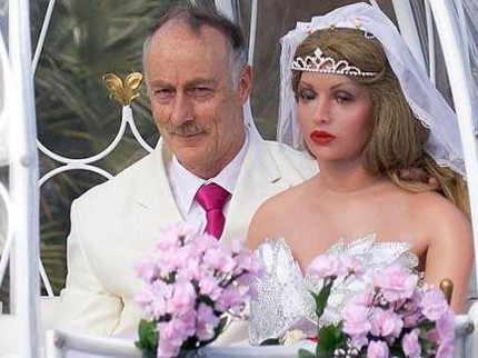 Pria Hidup dengan 9 Boneka Manekin Cantik Ternyata Simpan Fakta Mengerikan