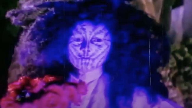Malam satu suro kerap dikaitkan dengan kisah mistis, seperti dalam film horor legendaris Malam Satu Suro yang dibintangi Suzzanna.