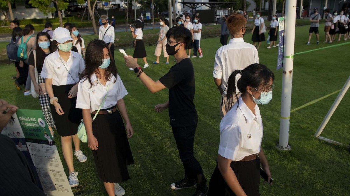 FOTO: Gelombang Demo Mahasiswa dan Warga Thailand Berlanjut