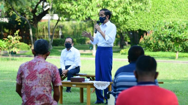 Jokowi melarang masyarakat penerima bantuan modal kerja untuk menggunakan uang yang diberikan kepada mereka untuk mencicil kredit motor dan membeli HP.