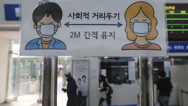 Pemerintah Korea Selatan (Korsel) menaikkan status waspada virus corona (Covid-19) ke level tertinggi kedua untuk kota Seoul dan sekitarnya pada Minggu (6/12)