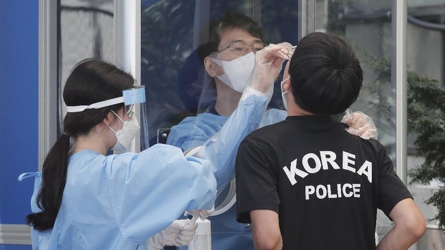 Pejabat kesehatan Korsel memperingatkan penduduknya mengenai kemungkinan potensi lockdown di tengah meningkatnya infeksi virus corona.