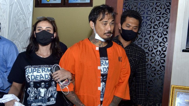 Jerinx keberatan dengan sidang online yang digelar pengadilan negeri Denpasar. Dia menilai sidang yang digelar secara online tidak fair.