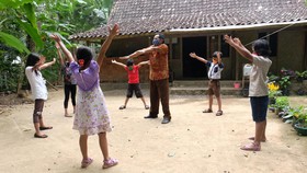 FOTO: Perjuangan Suroto, Guru Pegunungan Menoreh saat Pandemi