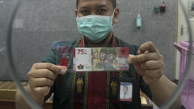 Kolektor uang membagikan cara untuk menyimpan uang baru Rp75 ribu agar awet. Berikut caranya.