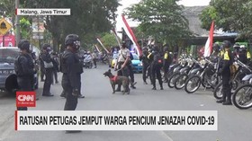 VIDEO: Ratusan Petugas Jemput Pencium Jenazah Covid-19