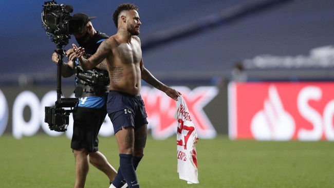 Aksi bintang PSG Neymar bertukar kaus dengan salah satu pemain RB Leipzig usai Leipzig vs PSG di Liga Champions mencuatkan kontroversi.