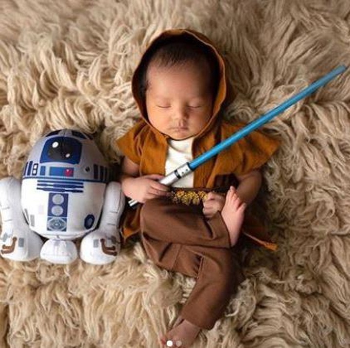 <p>Karena Roger penggemar Star Wars, si kecil pun dipotret dengan tema Star Wars. Keren banget ya, Bunda. (Foto: Instagram @rogerojey)</p>