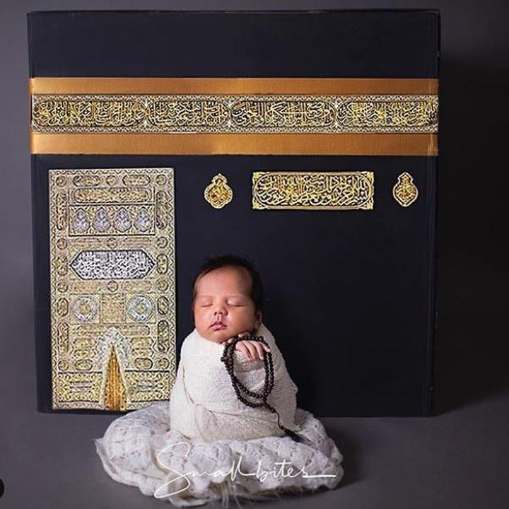 <p>Kalau ini temanya naik haji. Wah masih kecil sudah berfoto di depan Ka'bah nih. Bagus banget ya. Hehehe.... (Foto: Instagram @rogerojey)</p>