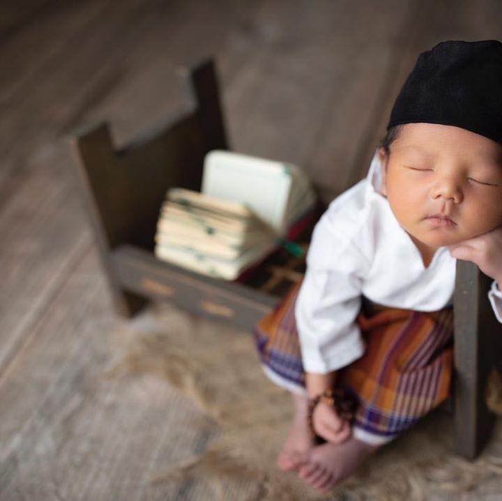 <p>Duh, Shaquille habis mengaji ya? Semoga tumbuh menjadi anak yang saleh dan membanggakan orang tua ya. (Foto: Instagram @rogerojey)  </p>