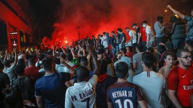 FOTO: PSG ke Final Liga Champions, Suporter Tumpah di Paris