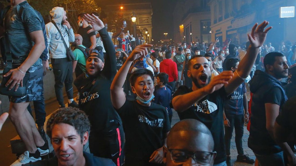 FOTO: PSG ke Final Liga Champions, Suporter Tumpah di Paris