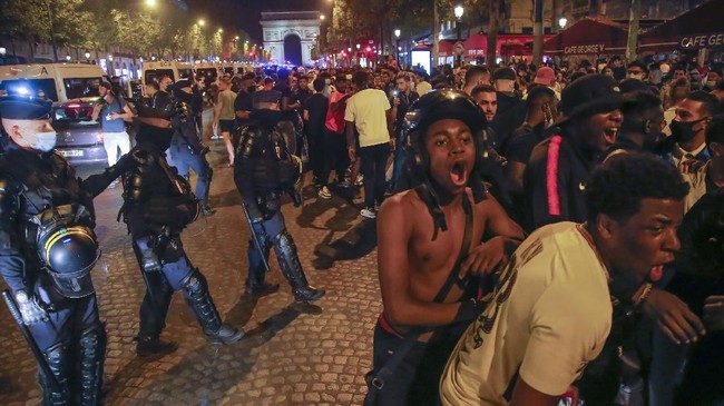 FOTO: PSG ke Final Liga Champions, Suporter Tumpah di Paris