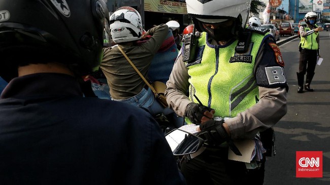 Indentitas Polantas yang viral karena memaki dan mengancam mematahkan SIM pemotor sudah diketahui dan diperintahkan meminta maaf.