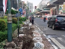 Dikeluhkan Pejalan Kaki, Pembongkaran Trotoar di Rasuna Said untuk Proyek FO
