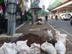 Pejalan Kaki Keluhkan Pembongkaran Trotoar di Jalan Rasuna Said Jaksel