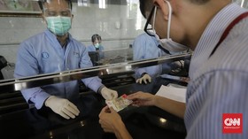 Virus Corona Tahan 28 Hari di Uang Kertas dan Layar Ponsel