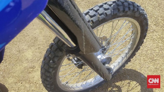 Menurut Yamaha, suspensi telescopic biasa dengan diameter lebih besar sudah cukup untuk menawarkan berkendara baik di off road dan on road.