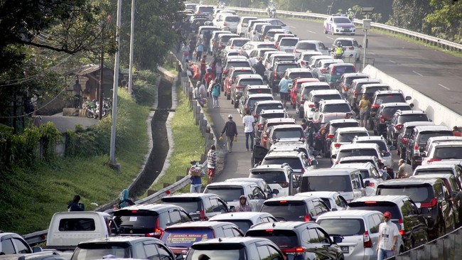 Pemerintah melirik opsi membangun jalan tol untuk mengatasi persoalan macet di jalur Puncak, Bogor, Jawa Barat.