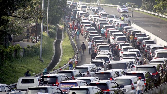 Arus Balik Libur Panjang, Satu Arah Berlaku di Puncak Bogor Polisi bakal memberlakukan sistem satu arah atau one way di Jalur Puncak, Bogor, Minggu (1/11), pada pukul 12.30 hingga 18.00 WIB.