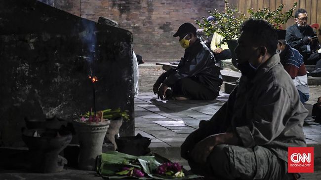 Ragam Aneka Tradisi Bulan Suro di Berbagai Daerah Indonesia Berbagai daerah lainnya di Indonesia selain Yogyakata dan Solo punya tradisinya sendiri menyambut bulan Suro.