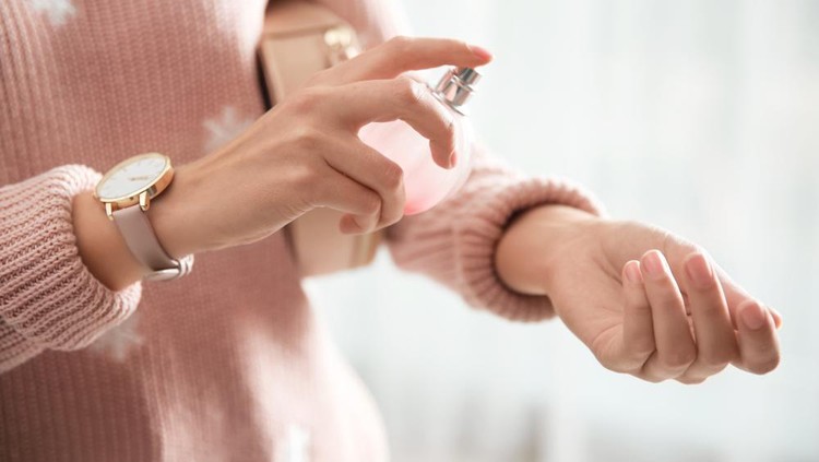Promo sale diskon hingga 50% dan pembelian buy 1 get 1 parfum bisa kamu dapatkan di Metro Department Store.