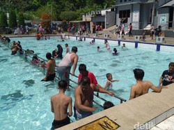 Long Weekend, Pemandian Air Panas Padusan Mojokerto Diserbu Wisatawan