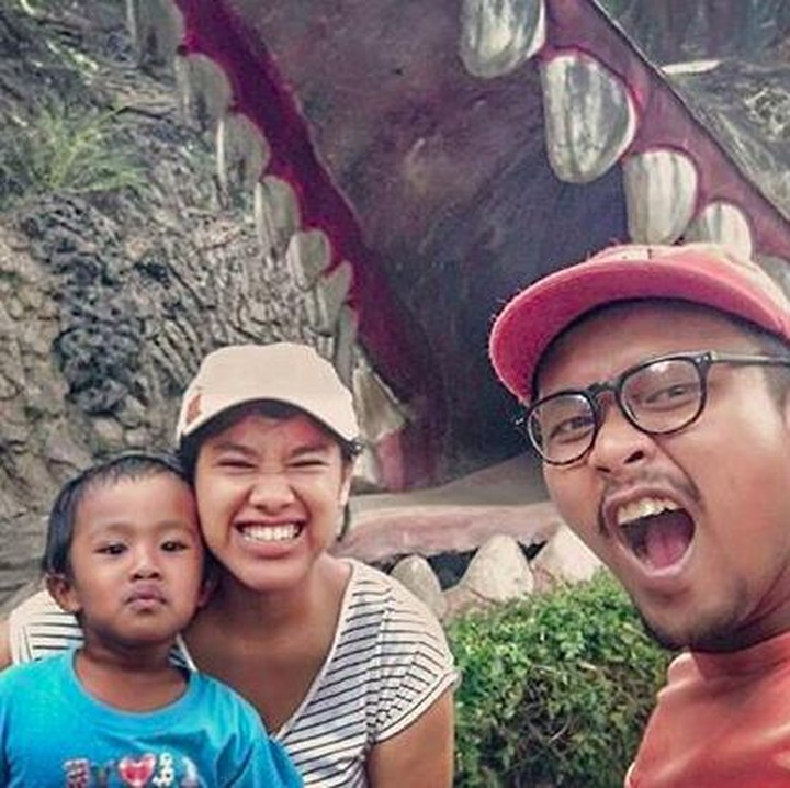 <p>Ozi adalah ibu satu anak. Putranya yang bernama Wisa, usianya akan genap 6 tahun di September mendatang.</p>