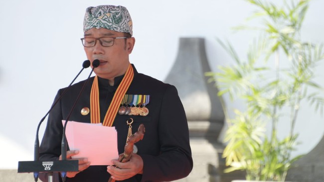 Dalam kesempatan yang sama, Gubernur Ridwan Kamil menyerahkan penghargaan Satyalancana Karya Satya dari Presiden Joko Widodo, Rabu (19/8).