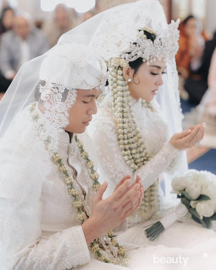 Syahrini menikah dengan menggunakan tema pengantin Sunda