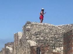 Italia Rindu Turis, tapi Bukan yang Nakal Seperti di Pompeii