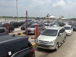 Suasana Antrean Kendaraan Siang Ini di Gerbang Tol Cikampek Utama