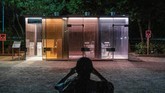 FOTO: Terobosan Baru Toilet Transparan di Shibuya Tokyo Salah satu taman di Shibuya menampilkan toilet transparan dengan teknologi tinggi di tengah taman.