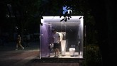 FOTO: Terobosan Baru Toilet Transparan di Shibuya Tokyo Salah satu taman di Shibuya menampilkan toilet transparan dengan teknologi tinggi di tengah taman.