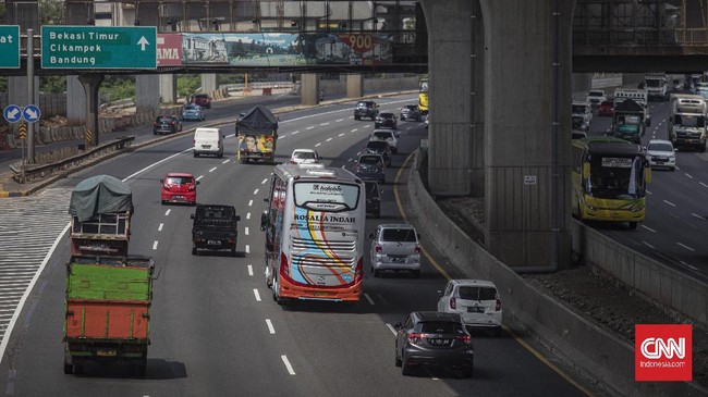 Jasa Marga menerapkan sistem contraflow di ruas Tol Cikampek arah Jakarta, tepatnya di KM 65 hingga 47 untuk mengurai kemacetan.
