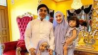 7 Potret Keluarga Ustaz Riza Muhammad dan Pesinetron Cantik Indri Giana