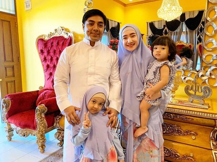 7 Potret Keluarga Ustaz Riza Muhammad dan Pesinetron Cantik Indri Giana