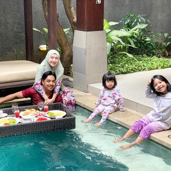 <p>Kita doakan semoga keluarga Ustaz Riza Muhammad dan Indri Giana selalu diberikan kesehatan dan rezeki.</p>