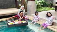<p>Kita doakan semoga keluarga Ustaz Riza Muhammad dan Indri Giana selalu diberikan kesehatan dan rezeki.</p>