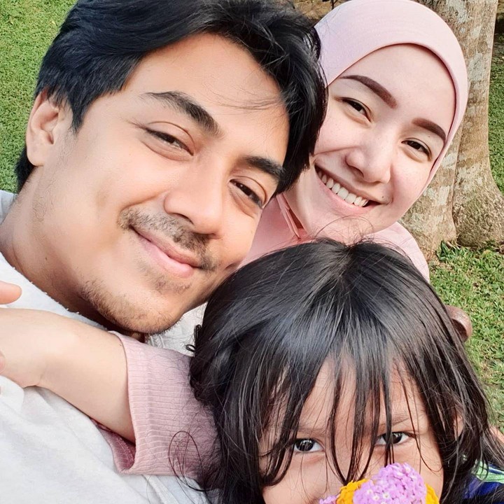 <p>Sudah menikah 6 tahun keduanya pun jauh dari gosip miring, Bunda. Selalu terlihat romantis dan bersama-sama dalam berbagai kesempatan.</p>