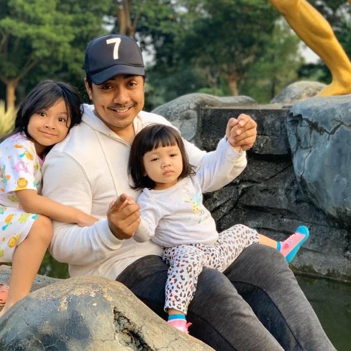 <p>Ustaz yang bernama lengkap May Riza Kurnia itu, dikaruniai dua anak perempuan dari pernikahannya dengan pesinetron cantik Indri Giana.</p>